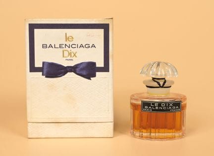 Balenciaga - «Le Dix» - (1947)
Se presenta en su e