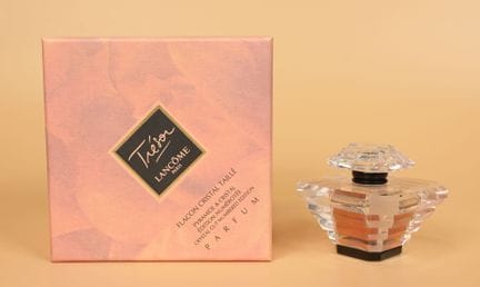 Lancôme - «Trésor» - (1990)
Se presenta en un estu