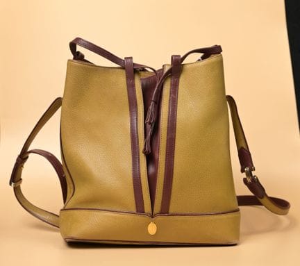 MUST DE CARTIER. Bolso de hombro con forma de mone