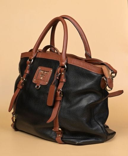 PRADA. Bolso de mano de piel granulada en marrón y