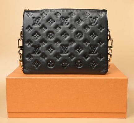 LOUIS VUITTON. Bolso modelo «Coussin» de piel con 