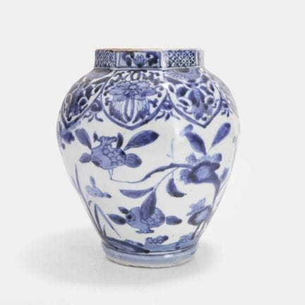 Jarre japonaise bleue et blanche d'Arita, période 