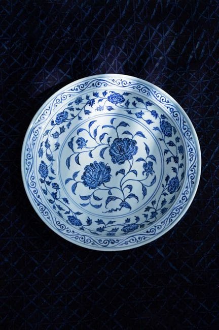Eine seltene, große chinesische blau-weiße Schale 