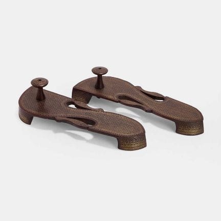 Une paire de sandales indiennes « paduka » incrust