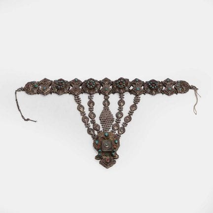 Ornement pectoral en métal blanc doré, ciselé et s