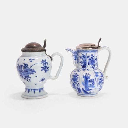 Deux cruches chinoises bleues et blanches, période