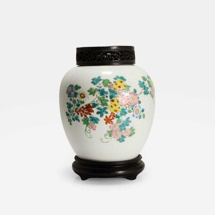 A Chinese famille rose jar, Yongzheng (1723-1735),