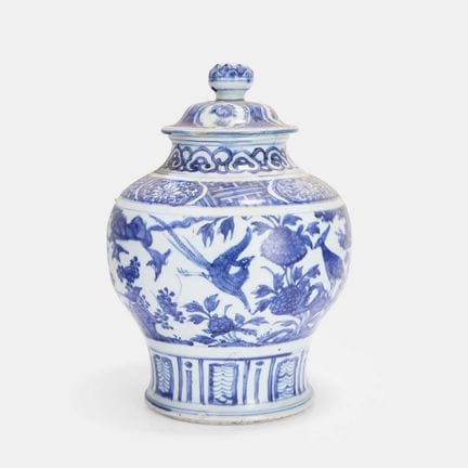 Eine chinesische blau-weiße Vase mit Deckel aus de