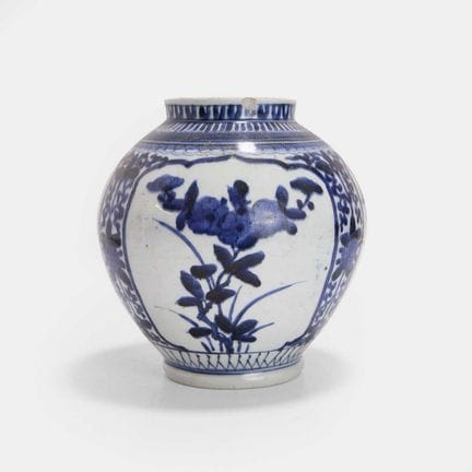 Jarre japonaise bleue et blanche d'Arita, période 