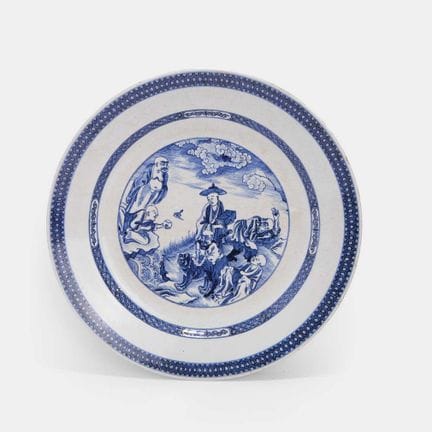 Plat de service bleu et blanc destiné à l'exportat