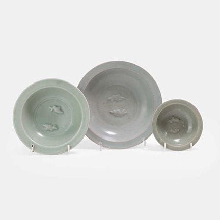 Drei chinesische Teller mit Longquan-Seladon-Glasu