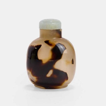 Une fiole à tabac chinoise en agate, dynastie Qing