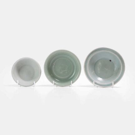 Drei chinesische Schalen aus Longquan mit Seladon-