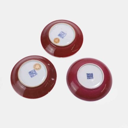 Une paire de soucoupes chinoises de couleur rouge 