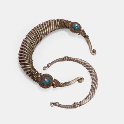 Un « hasli » ou collier torqué en laiton argenté d