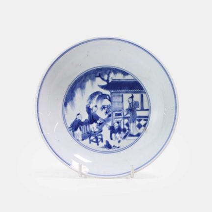 Assiette chinoise bleue et blanche, période Kangxi