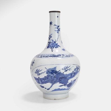 Eine chinesische blau-weiße Flaschenvase aus der C