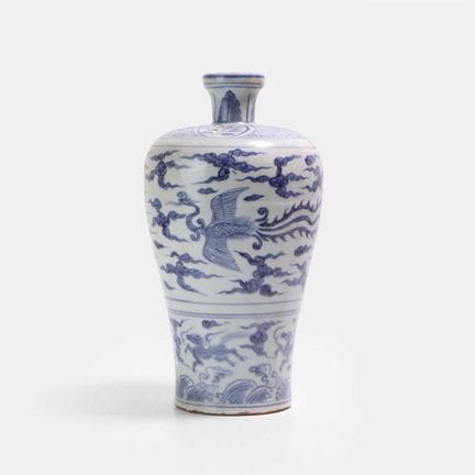 Eine chinesische blau-weiße Meiping-Vase aus der W