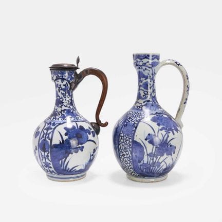 Deux cruches japonaises bleues et blanches d’Arita