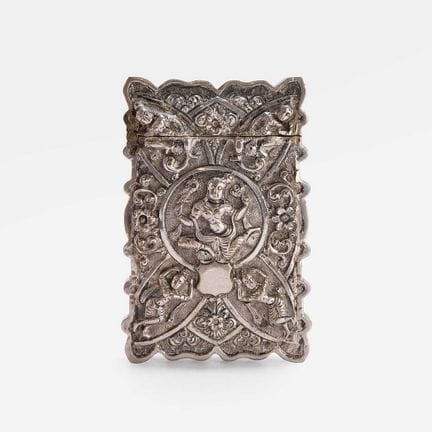 Un étui à cartes indien en argent repoussé, XIXe s