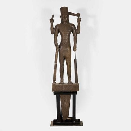 Statue de Vishnu en grès noir de la période pré-kh