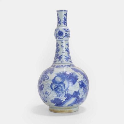 Eine chinesische blau-weiße Vase mit Knoblauchhals