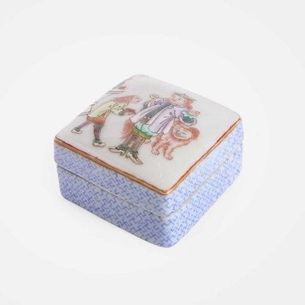 A Chinese famille rose box and cover, Qianlong (17