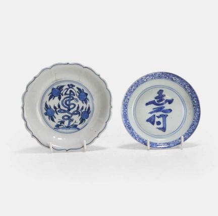 Zwei chinesische blau-weiße Untertassen aus der sp