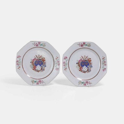 Une paire d’assiettes héraldiques chinoises de sty