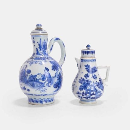 Deux cruches chinoises bleues et blanches avec leu