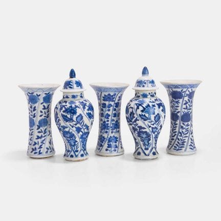 Ensemble de cinq vases d'autel chinois bleus et bl