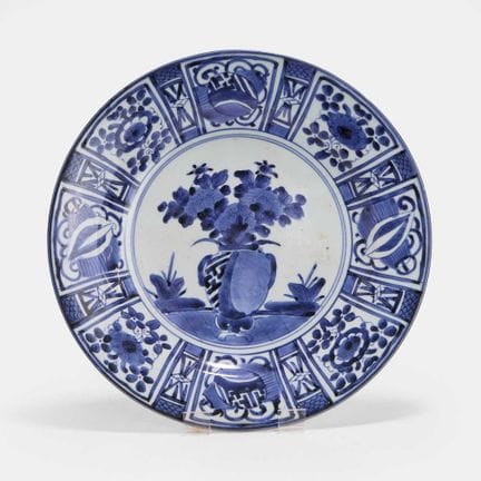 Une assiette de service japonaise de type Arita Kr