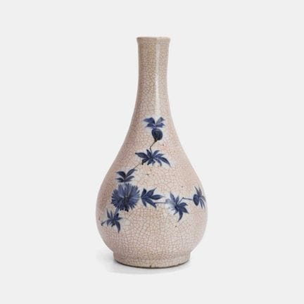 Eine chinesische Vase aus weicher Keramik mit blau