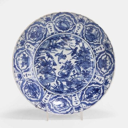 Ein chinesischer blau-weißer Teller im Kraak-Stil,