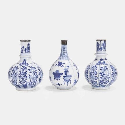 Trois vases chinois bleus et blancs, de l'époque K
