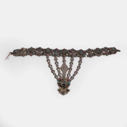 Ornement pectoral en métal blanc doré, ciselé et s