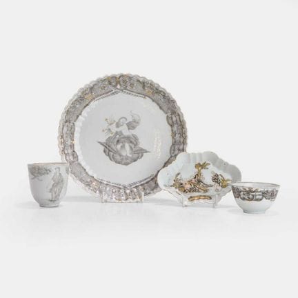 Une collection de quatre pièces de porcelaine chin