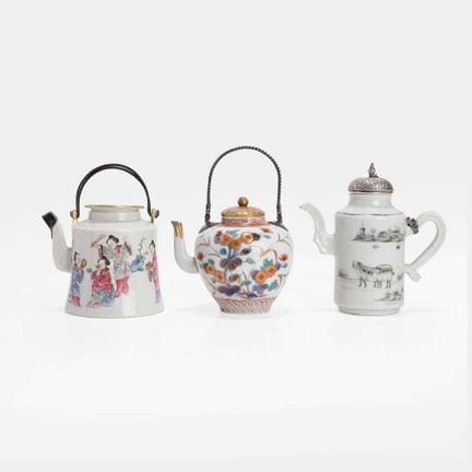 Trois théières en porcelaine chinoise et japonaise