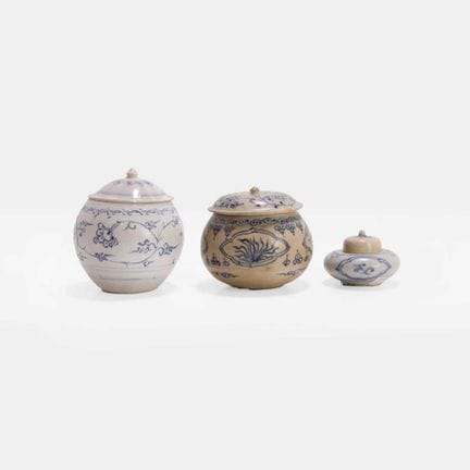 Une collection de jarres et de couvercles chinois 