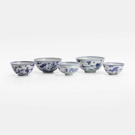 Ensemble de cinq bols chinois bleus et blancs, de 