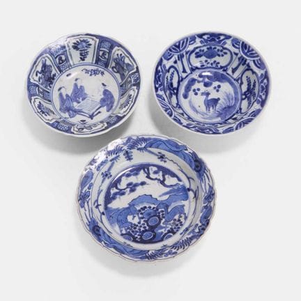 Trois bols chinois bleus et blancs, de la fin de l