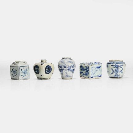 Une collection de cinq petits pots chinois bleus e