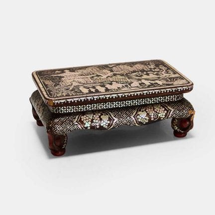 Petit meuble chinois en laque noire incrusté de na
