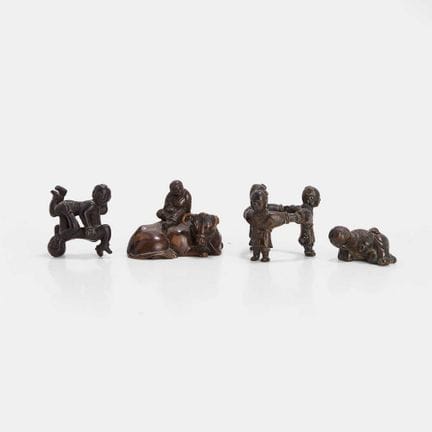 Une collection de poids à rouleaux en bronze chino