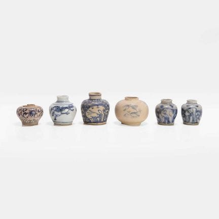 Collection de petits pots chinois bleus et blancs,
