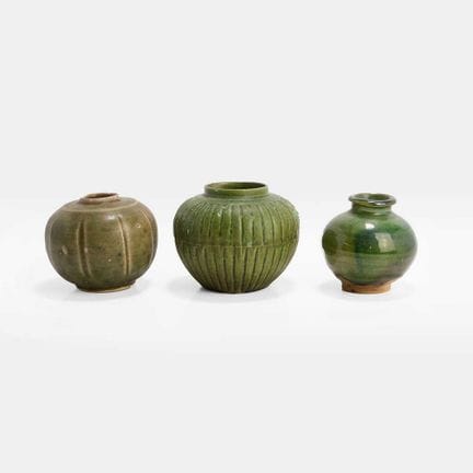 Trois petits pots chinois à glaçure verte, dinasti