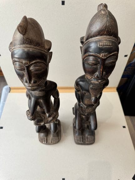 ZWEI STATUETTEN aus geschnitztem Naturholz, Frucht