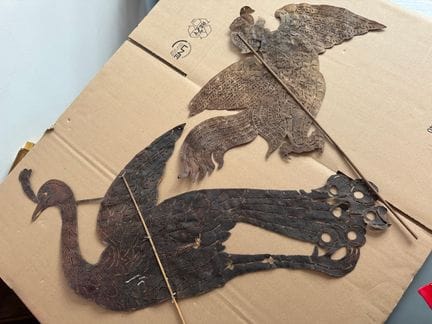 两尊穿孔皮革影戏木偶，饰有鸟类图案，其中一尊为抽象风格
柬埔寨 20世纪
高：67厘米，另一尊40厘
