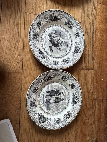 GIEN
DEUX PETITES ASSIETTES en porcelaine opaque à