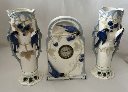 GARNITURE DE CHEMINEE en faïence à décor polychrom